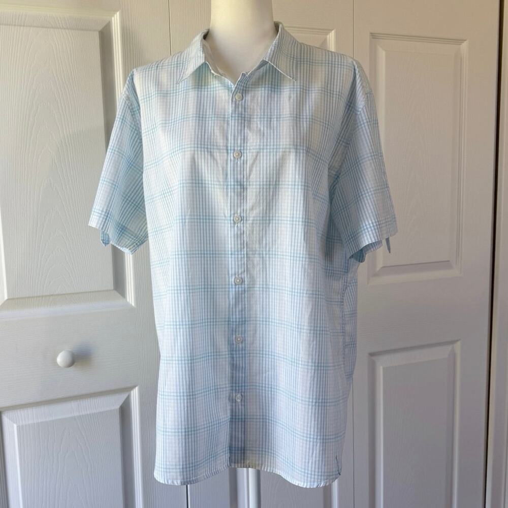 Calvin Klein men’s XL short sleeve button shirt. Pale blue white check cotton
